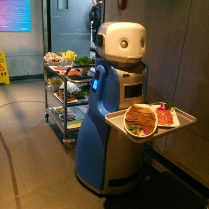 一個離職服務(wù)員，救活了兩家十年老店！僅僅是用了送餐機器人