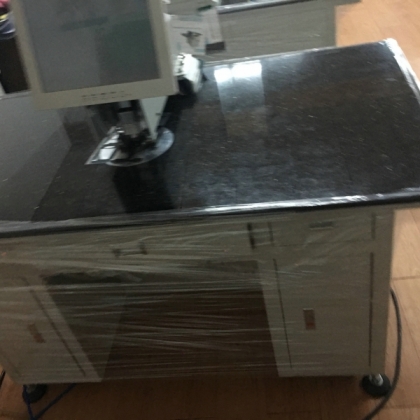 標(biāo)牌絲網(wǎng)印刷自動(dòng)送料的自動(dòng)定位打孔機(jī)