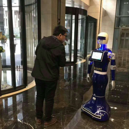 人臉識別機(jī)器人