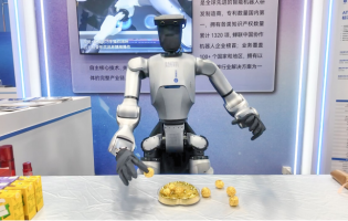 首屆具身智能機器人運動會，越疆Atom憑借精準(zhǔn)絲滑操作斬獲智能控制優(yōu)秀獎