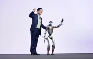 聯(lián)想首位人形機(jī)器人“硅基員工”，亮相