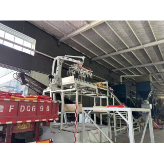 全自動(dòng)裝車機(jī)器人實(shí)現(xiàn)了飼料裝車作業(yè)的智能化升級(jí)
